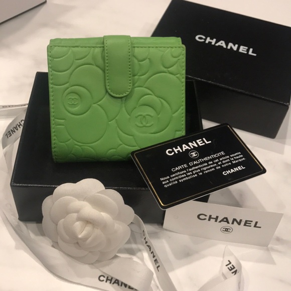 ⭐️ SOLD ⭐️ BNWT AUTHENTIC CHANEL CAMELLIA WALLET - Picture 2 of 8